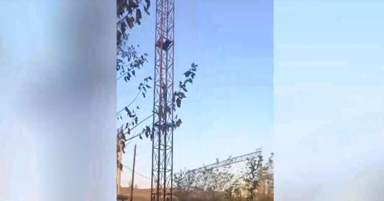 Ağstafada sakin intihar etmək üçün işıq dirəyinə çıxdı – VİDEO Ağstafada sakin intihar etmək üçün işıq dirəyinə çıxdı – VİDEO