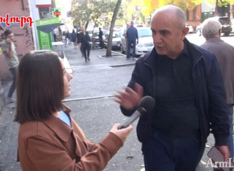 Babayandan kobud rəftar: jurnalistin mikrofonunu itələdi – VİDEO