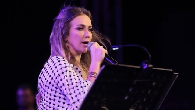 Tanınmış müğənni Fələstini dəstəklədiyinə görə saxlanıldı Tanınmış müğənni Fələstini dəstəklədiyinə görə saxlanıldı