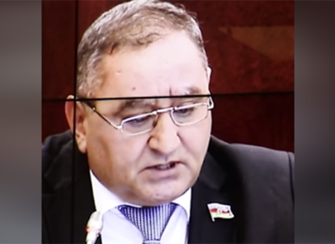 Etibar Əliyev mətni üzündən oxumaqda çətinlik çəkdi – VİDEO