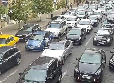Bakının bir sıra yollarında tıxac yarandı – SİYAHI