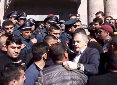 İrəvanda gərginlik: Şahramanyandan oğurlanan pulları tələb edirlər