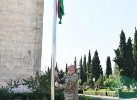 İlham Əliyev Ağdərə şəhərində Dövlət Bayrağını ucaltdı – FOTO