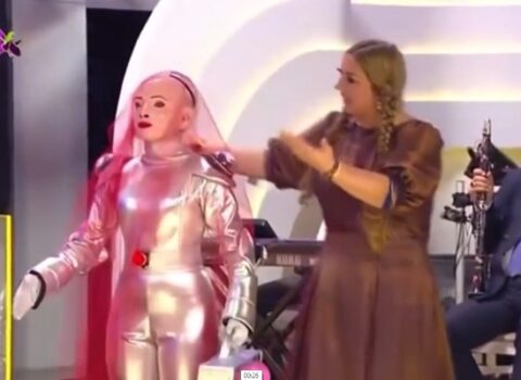Efirdə “robot”a xınayaxdı keçirilməsi tənqid olundu – VİDEO