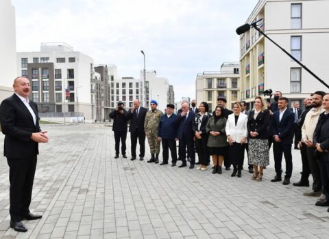 Prezident Füzuliyə köçən sakinlərlə görüşdü – FOTOLAR – YENİLƏNİB
