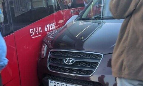 Bakıda avtomobil “Bakubus”a çırpıldı – FOTO