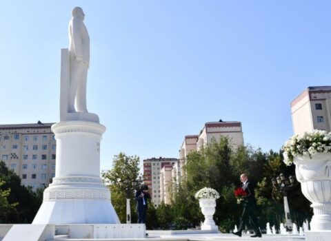 Prezident Sumqayıt şəhərində Heydər Əliyevin abidəsini ziyarət etdi