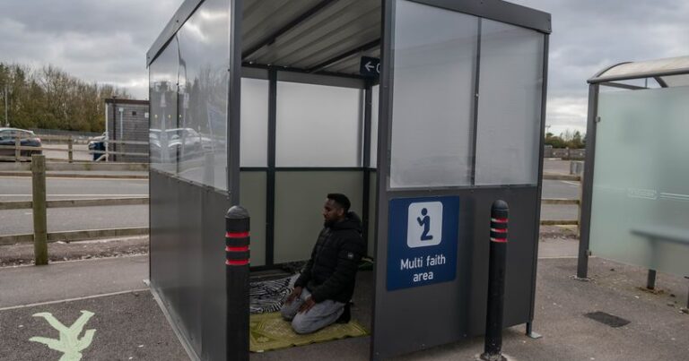 Britaniya hava limanında namaz otağı istifadəyə verildi – FOTO Britaniya hava limanında namaz otağı istifadəyə verildi – FOTO