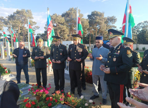 Müdafiə Nazirliyinin zabitləri İkinci Şəhidlər xiyabanında – FOTO
