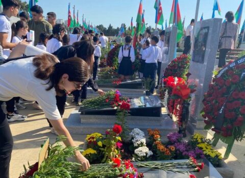 Zəfər Günü ilə əlaqədar İkinci Şəhidlər xiyabanı ziyarət olunur – FOTOLAR
