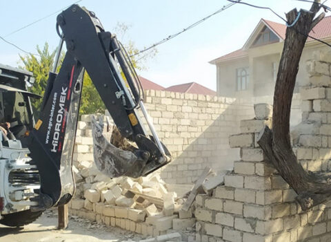 Bakıda sənədsiz tikililər söküldü – VİDEO