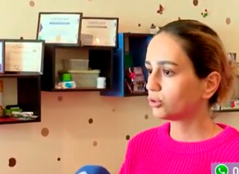 Canlı yayımda uşağa təzyiq göstərən müəllimə DANIŞDI: “Müalicə metodudur” – VİDEO