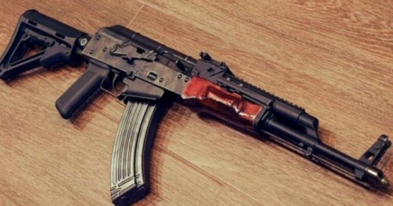 Vətəndaşlar avtomat və tüfəngləri polisə təhvil verdi Vətəndaşlar avtomat və tüfəngləri polisə təhvil verdi