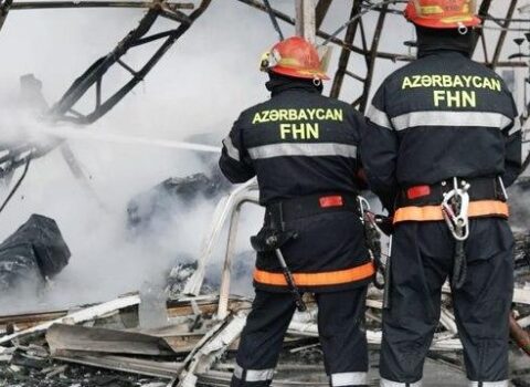 Bakıda beşotaqlı ev yandı