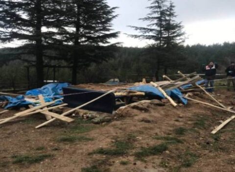 Fırtınadan sığınmaq üçün girdikləri tövlə çökdü: 1 ölü, 3 yaralı