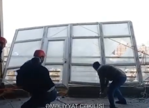 Güclü külək Bakıda binanın dam örtüyünü uçurdu – VİDEO