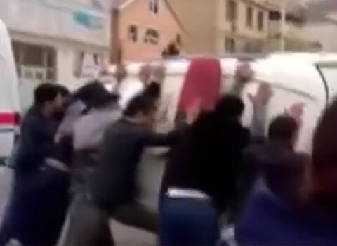 Qəzaya uğrayan təcili yardım maşını aşdı – VİDEO