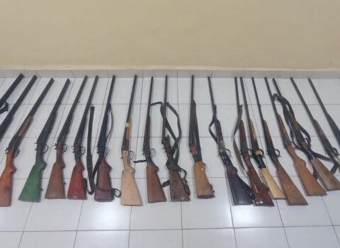 Şirvanda qanunsuz saxlanılan 19 ədəd silah polisə təhvil verildi