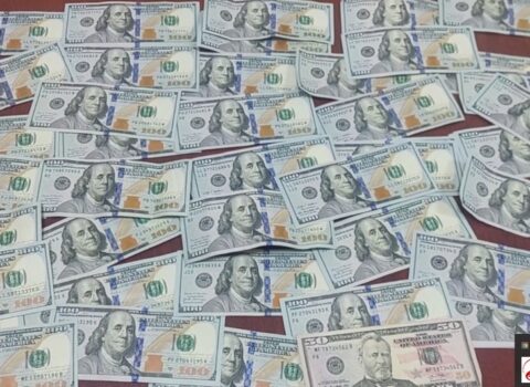 6 min dollar və 40 min manatlıq qızıl-zinət əşyalarını oğurlayan qadın saxlanıldı