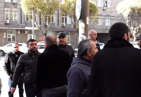 Ermənistanda Nazirlər Kabinetinin qarşısında etirazlar başladı