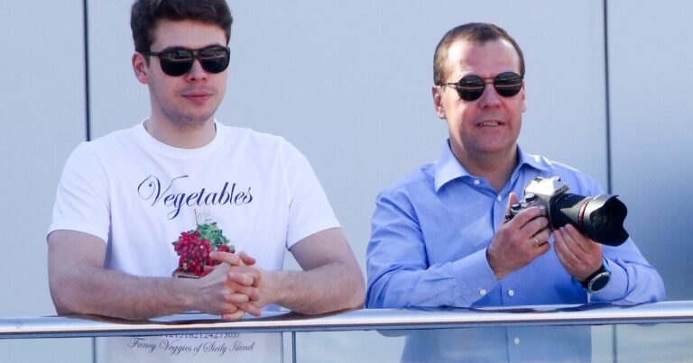 Guardian: Aİ Medvedevin oğluna qarşı sanksiyalar tətbiq edəcək