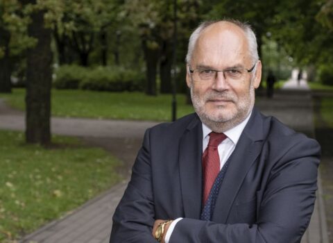 Estoniya prezidenti evdən İŞLƏYƏCƏK