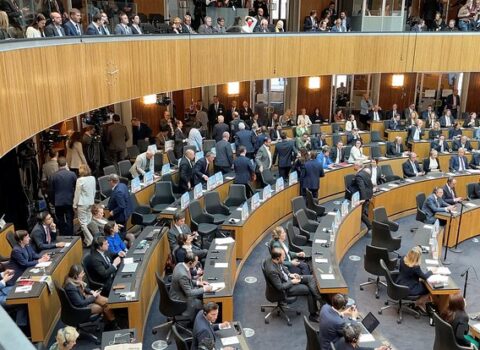 Pensiyaçıdan deputata QƏRİBƏ ETİRAZ – Köynəyini cırdı