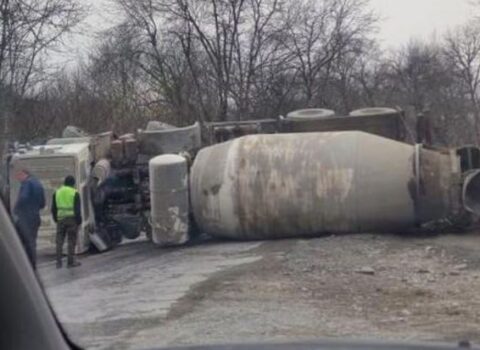 Xınalıq yolunda betonqarışdıran maşın aşdı