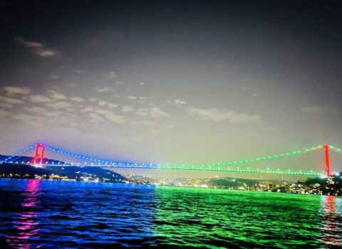 İstanbulda məşhur körpü Azərbaycan bayrağının rənglərində İŞIQLANDIRILDI