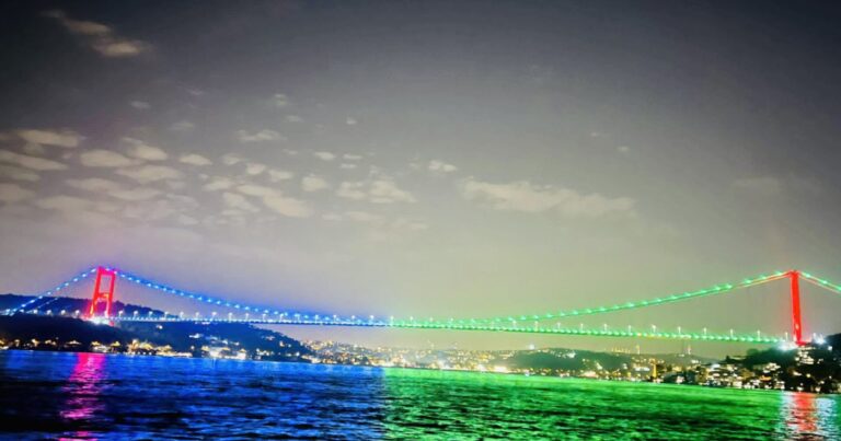 İstanbulda məşhur körpü Azərbaycan bayrağının rənglərində İŞIQLANDIRILDI İstanbulda məşhur körpü Azərbaycan bayrağının rənglərində İŞIQLANDIRILDI