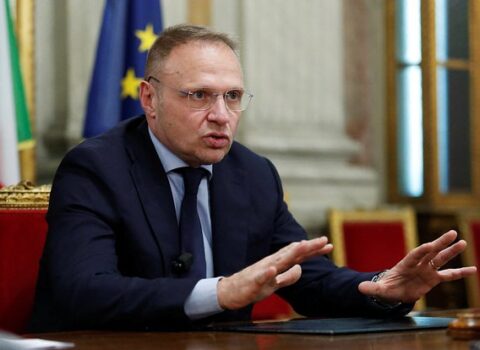 Sürət qatarını gecikdirdiyinə görə nazirin istefası tələb olundu – İtaliyada