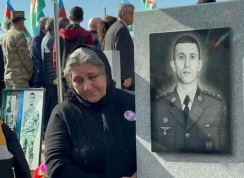 Xalq şəhidlərini ziyarət edir – FOTOLAR