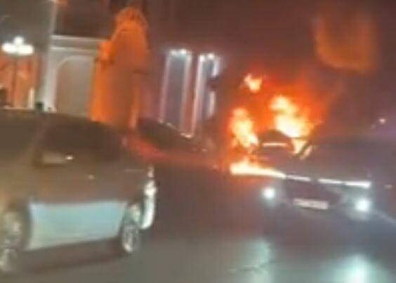Bakıda minik avtomobili yandı – VİDEO Bakıda minik avtomobili yandı – VİDEO