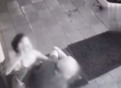 Valideyn övladına aşağı qiymət yazan müəllimi döydü – Rusiyada – VİDEO