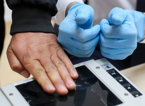 Miqrantlardan hava limanlarında barmaq izləri götürüləcək