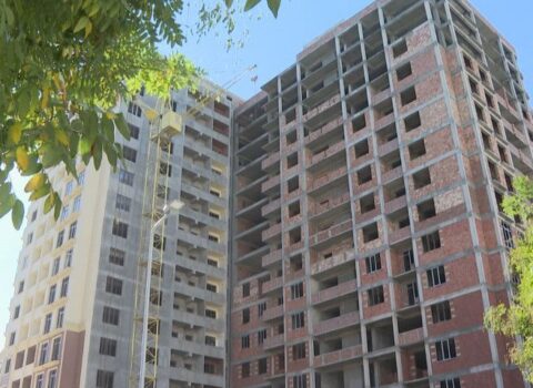 Üç il əvvəl tikintisi yekunlaşmalı olan bina TƏHVİL VERİLMİR – VİDEO