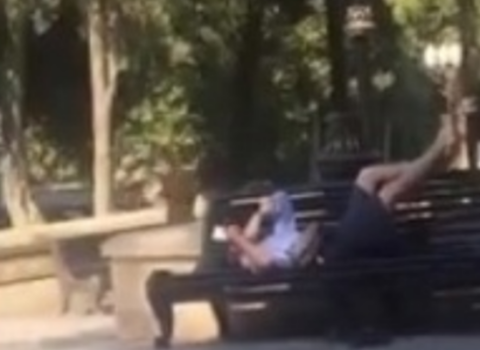 Bakıda skamyada çılpaq yatan şəxs həbs edildi