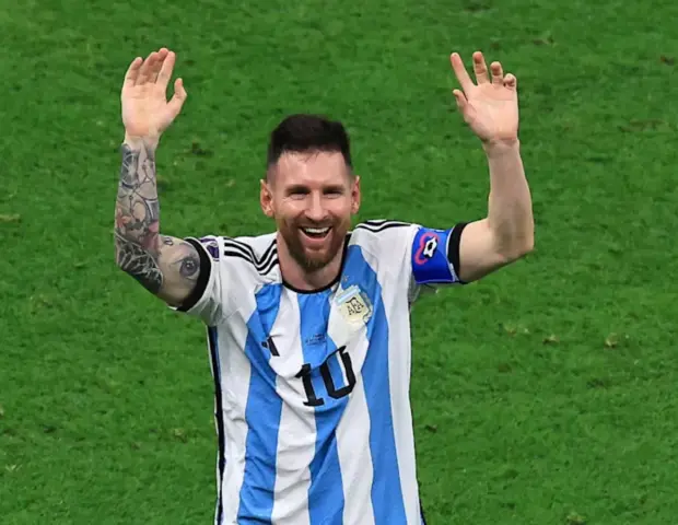 Messi İngiltərə üzərindəki qələbəni görün kimə həsr etdi