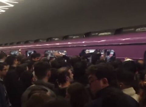 Metronun bu stansiyasında pik vaxtda 10 dəqiqə gecikmə yaşandı