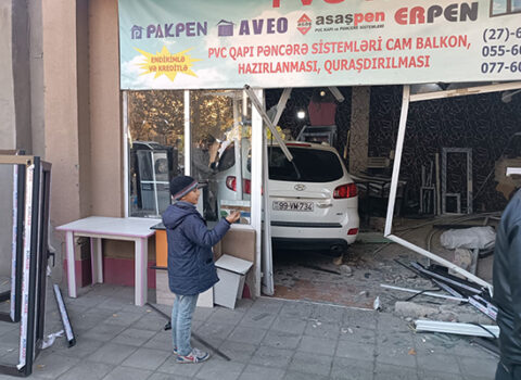 Qəzaya düşən maşın mağazaya girdi – FOTO