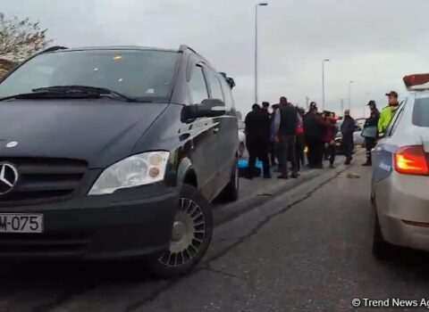 Bakıda sərnişin avtobusu piyadaları vurub öldürdü – VİDEO