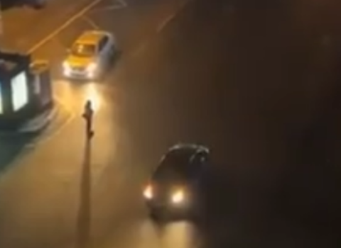 Yolun ortasında sərnişin mindirən “Prius” – VİDEO
