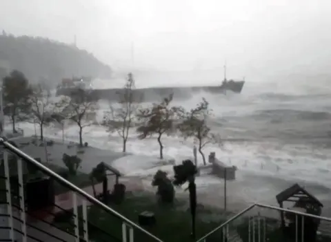 Türkiyəyə məxsus, 12 nəfər ekipaj üzvü olan yük gəmisi Qara dənizdə batıb