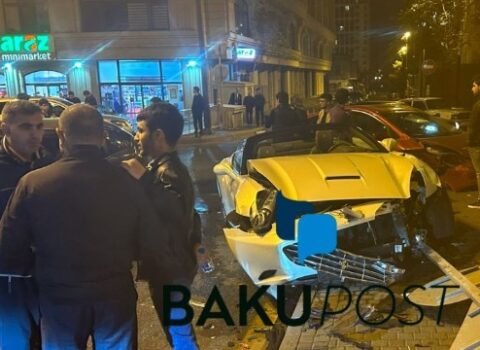 Bakıda “Ferrari” ilə “Prius” toqquşdu, sürücüləri davaya çıxdı – VİDEO