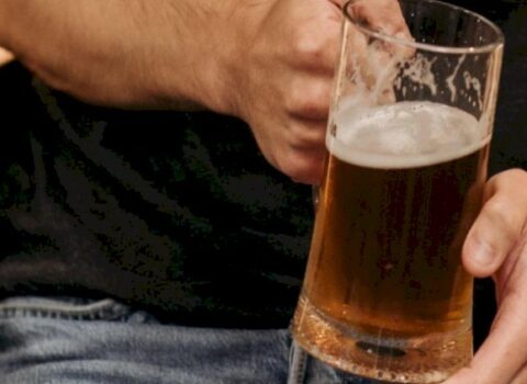 Azərbaycanda DƏHŞƏT: Kafedə çayın pulunu vermədi, bakalı başında sındırdılar