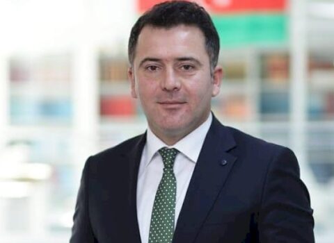 Şagirdi döyən məmur istefa verdi