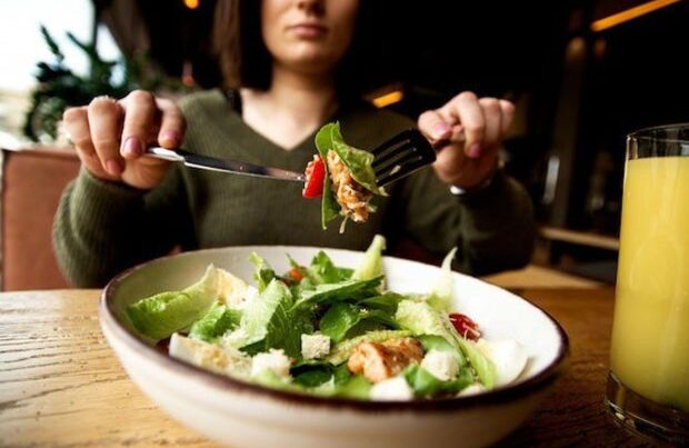 Rusiyada qadağalara görə məşhur “Sezar” salatının dadı dəyişəcək Rusiyada qadağalara görə məşhur “Sezar” salatının dadı dəyişəcək