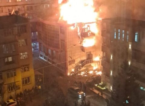 Binəqədidəki yanğında polis əməkdaşı xəsarət alıb – FOTOLAR / VİDEO / YENİLƏNİB