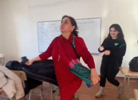 Bakıda universitetdə tələbələr müəllimə “şok” yaşatdı – VİDEO