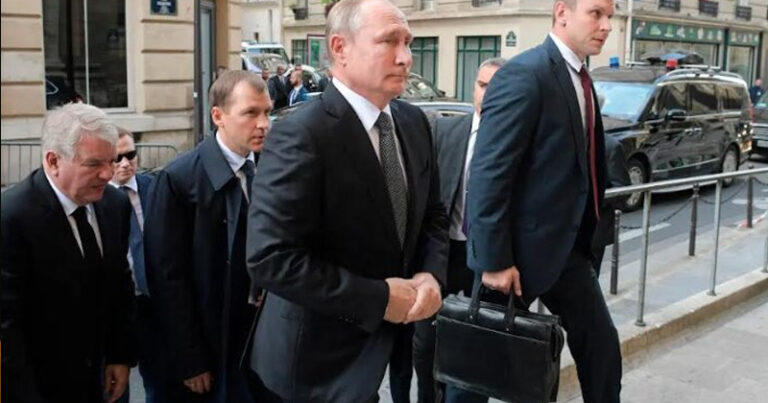 Putinin “nüvə çamadanı”nı daşıyan və onu daim müşayiət edənlərin adları açıqlandı – FOTO